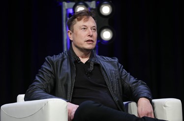 Elon Musk é o homem mais rico do mundo e celebra com presente inesperado a Jeff Bezos