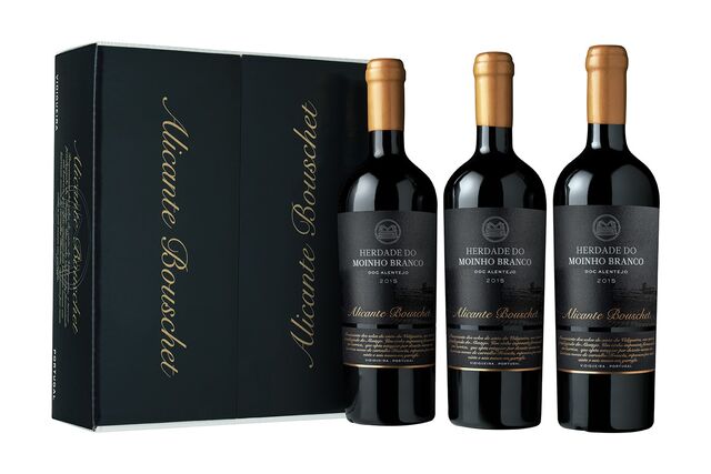 A Ribafreixo também tem packs: este é o de três garrafas Herdade do Moinho Branco Alicante Bouschet 2015 Tinto (88,65€)