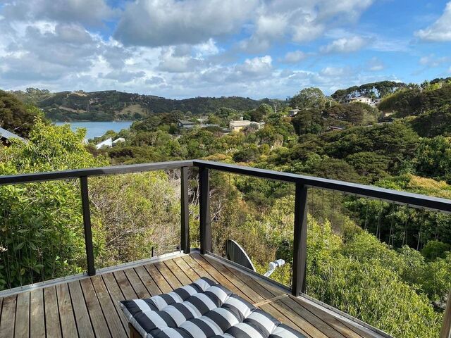 A vista da casa de Dinulescu na Ilha Waihek, Nova Zelândia