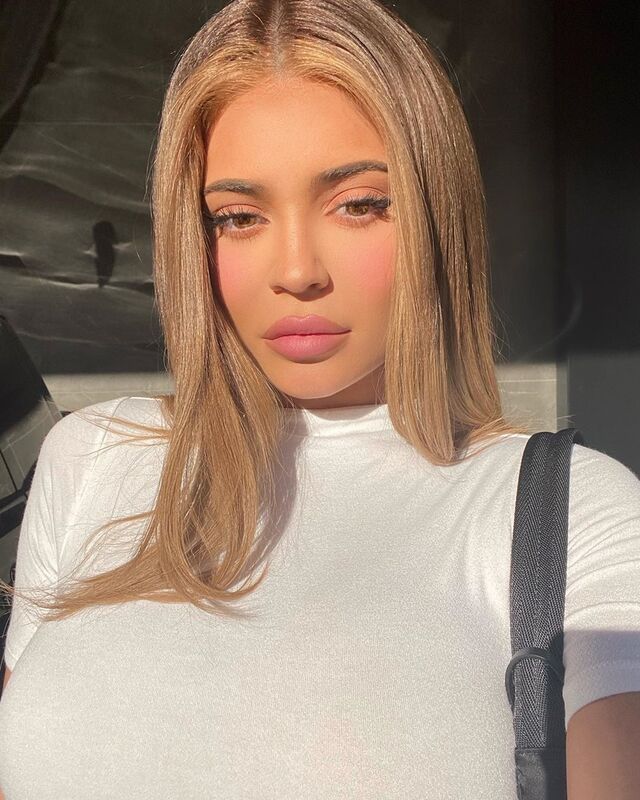 Kylie Jenner é uma das conhecidas irmãs Kardashian. O que a distingue? Teve uma ideia multimilionária, a de criar a marca de maquilhagem Kylie Cosmetics.