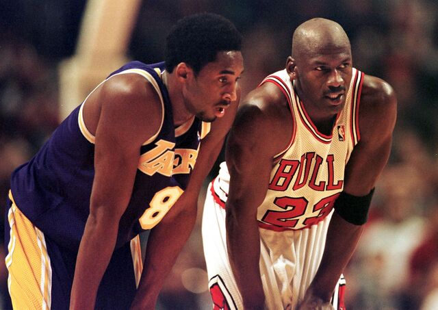 Kobe Bryant dos Los Angeles Lakers e Michael Jordan dos Chicago Bulls num jogo no United Center, em Chicago, a 17 de dezembro de 1997
