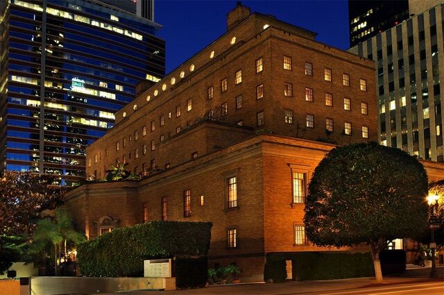 O California Club é um clube social privado exclusivo para membros, estabelecido em 1888 no centro de Los Angeles. É o segundo clube mais antigo do sul da Califórnia