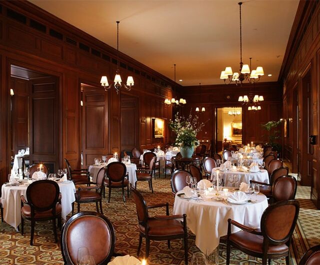 Dentro do California Club, no centro de Los Angeles