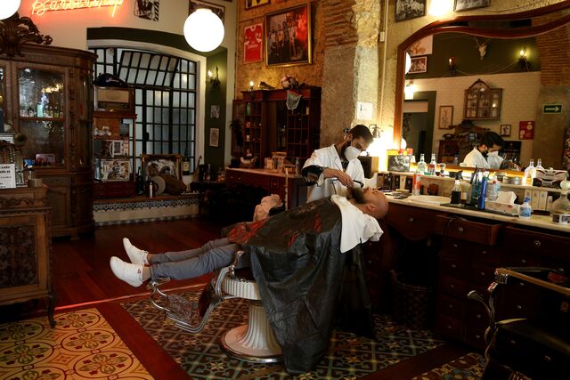 Uma barbearia a funcionar em Lisboa, em 2020
