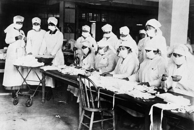 Mulheres trabalham para a Cruz Vermelha a fazer máscaras durante a gripe espanhola em 1918