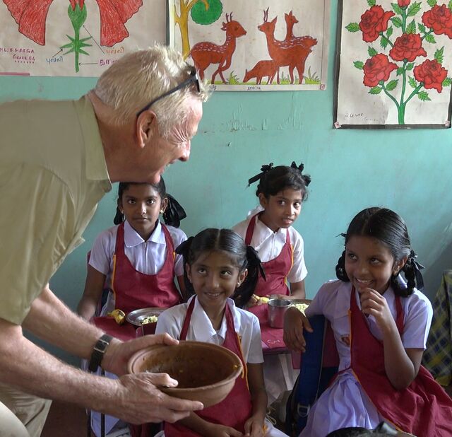 Christian Courtin-Clarins numa viagem ao Sri Lanka por causa da parceria FEEDxCLARINS