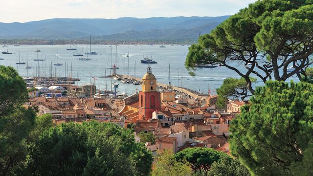 Imagem do interior do livro St. Tropez Soleil: Vista da cidade de St. Tropez da cidadela com a icónica torre do sino da Igreja de St. Tropez.
