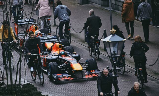 Alexander Albon e Max Verstappen em Hague, na Holanda.