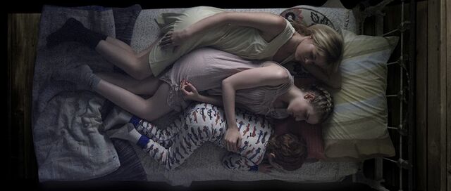 Todos os atores brilham neste filme de contornos tenebrosos, os grandes protagonistas são Julia Garner e Ambyr Childers, como as filhas Rose e Iris Parker