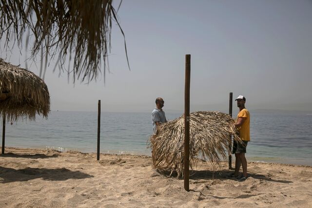 Começam os preparativos para a reabertura de uma praia no subúrbio de Alimos, perto de Atenas.