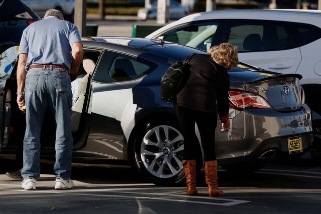 Antes da pandemia, potenciais compradores a ver um Genesis sedans no bairro de Van Nuys, em Los Angeles.