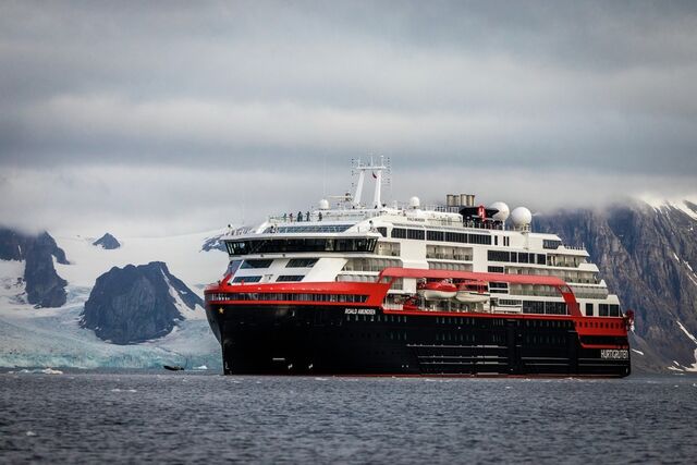 Hurtigruten espera retomar os cruzeiros de aventura no Ártico antes do final do verão.