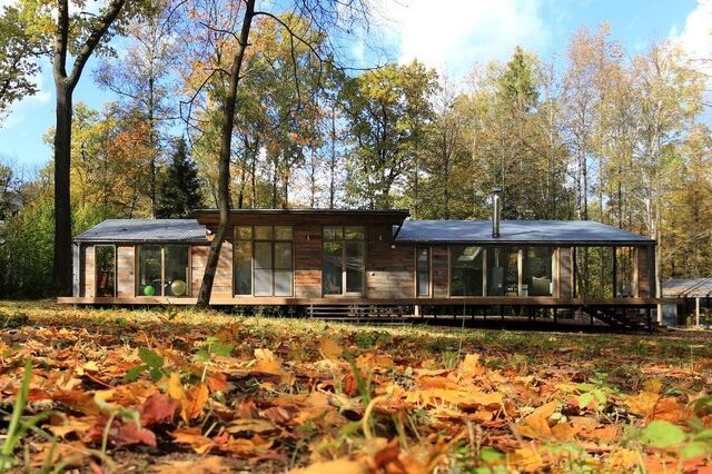 Esta casa na floresta de Kazan tem oito quartos e tem 109.99 metros quadrados.