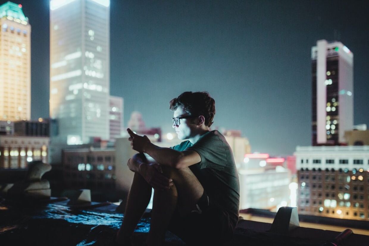Quais são, afinal, os perigos da luz dos telemóveis e computadores?