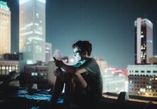 Quais são, afinal, os perigos da luz dos telemóveis e computadores?