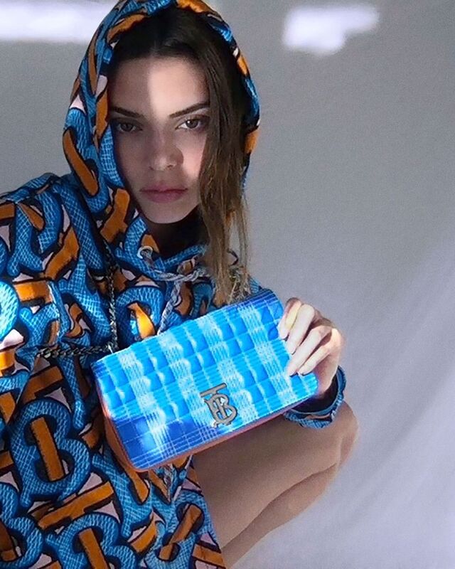 A nova campanha "Summer Monogram" da Burberry com Kendall Jenner