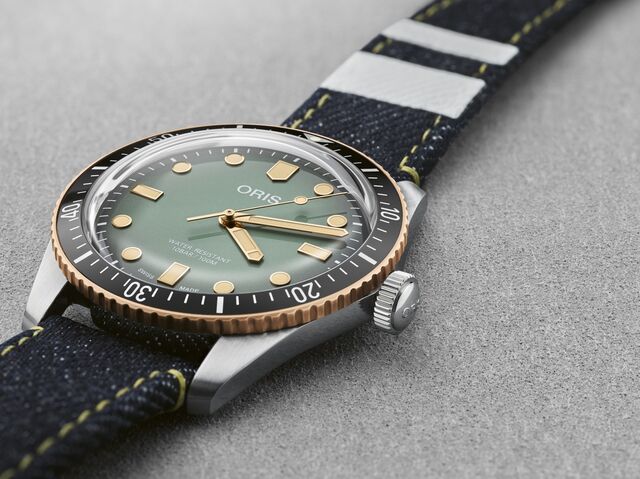 OrisXMomotaro, caixa de 40 mm em aço, movimento Oris 733 automático, com reserva de marcha de 38 horas.