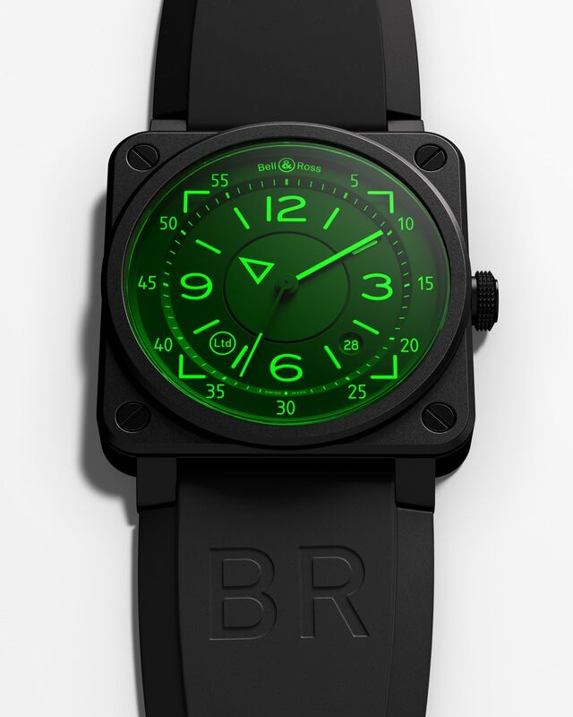 Bell & Ross BR03-92 HUD, caixa de 42 mm em cerâmica preta mate. Disco central das horas, algarismos, indexes e ponteiros pintados com Superluminova. Movimento automático BR-CAL.302.