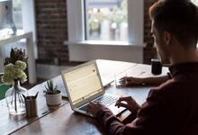 Dia de trabalho pandémico é 48 minutos mais longo, diz estudo