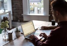 Dia de trabalho pandémico é 48 minutos mais longo, diz estudo