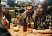 Sair para beber um copo é essencial para manter a amizade entre homens