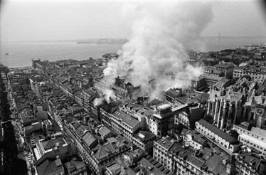 O incêndio do Chiado em imagens, 32 anos depois
