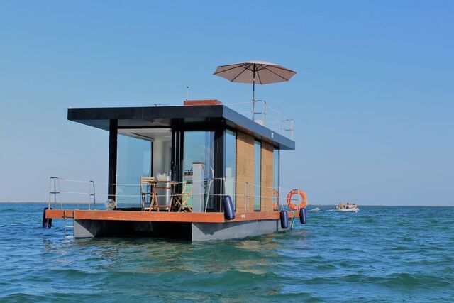 Em Olhão, é possível dormir num barco casa na Ria Formosa.