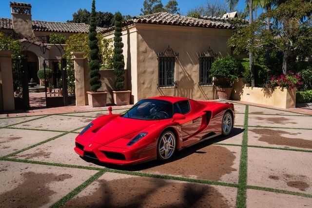 Um 2003 Ferrari Enzo vendido por $2.64 milhões