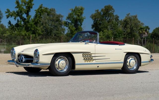 Um Mercedes-Benz 300SL Roadster de 1961 vendido por $946 mil dólares.