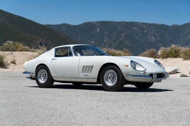 Um Ferrari 275 GTB Long Nose, raro, de 1966 vendido por $3.08 milhões de dólares
