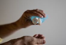 As consequências de usar álcool gel (todos os dias) nas mãos