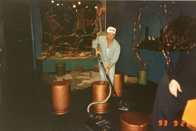 Steve Madden a limpar a sua primeira loja, em 1993.