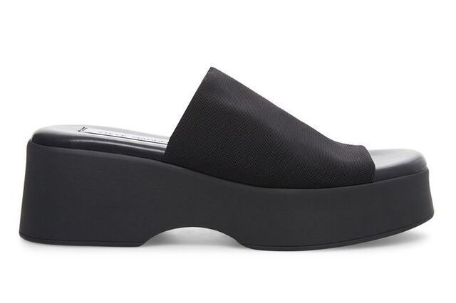 Modelo Slinky da coleção de Steve Madden em 1994.