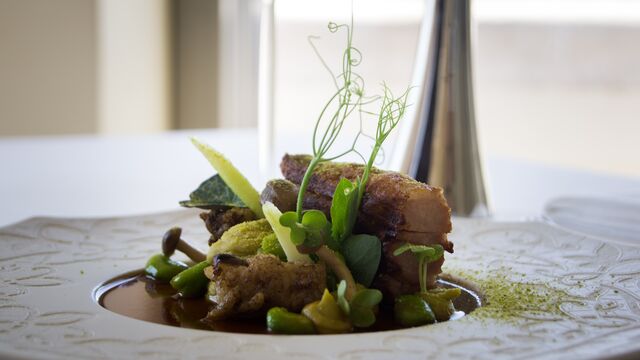 Mil folhas de porco bísaro com favas e cogumelos