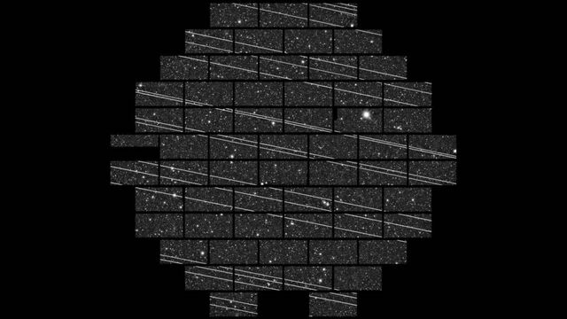 Imagem captada pelo Observatório Inter-Americano Cerro Tololo que mostra o rasto dos satélites da SpaceX