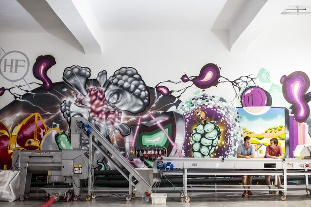 O painel de street art foi desenhado pelo grafiter local Le Funky, enquanto que o painel é obra do artista chinês Miao Xiaochun, que aliás se autorepresenta em cada uma das figuras.