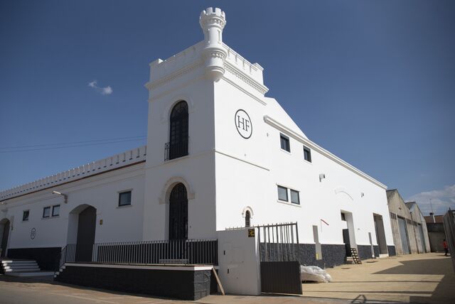 "A Adega fica localizada bem no Centro de Estremoz, num bonito edifício caia de branco que quase parece um castelo mas em tempos foi um grémio."