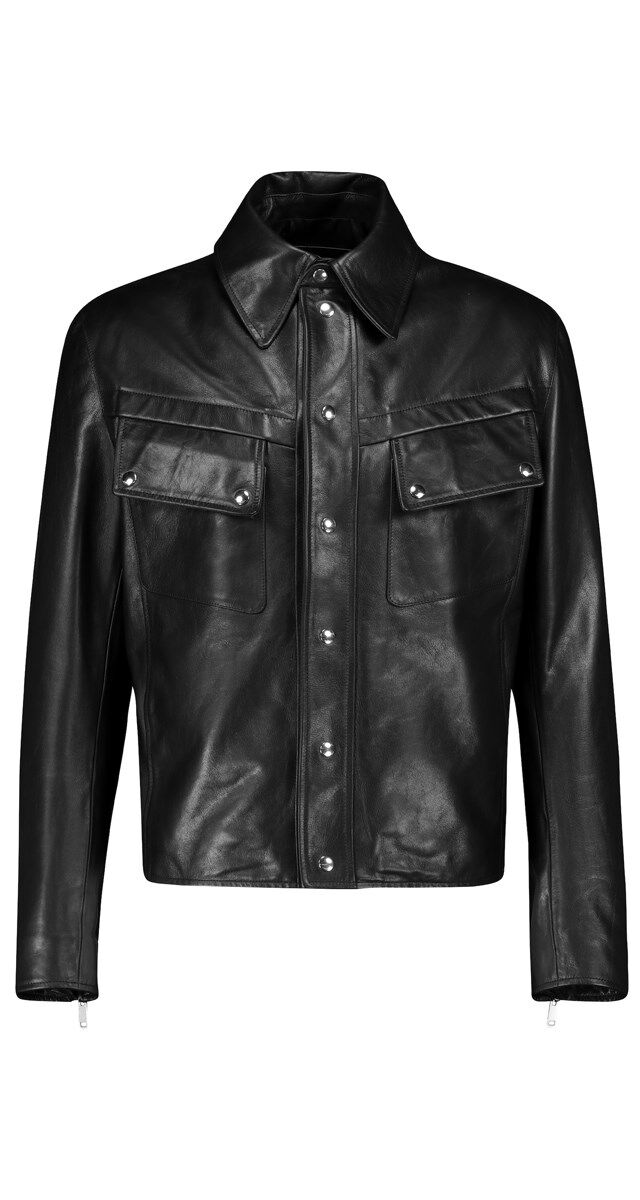 Blusão em pele, € 2690, Givenchy.