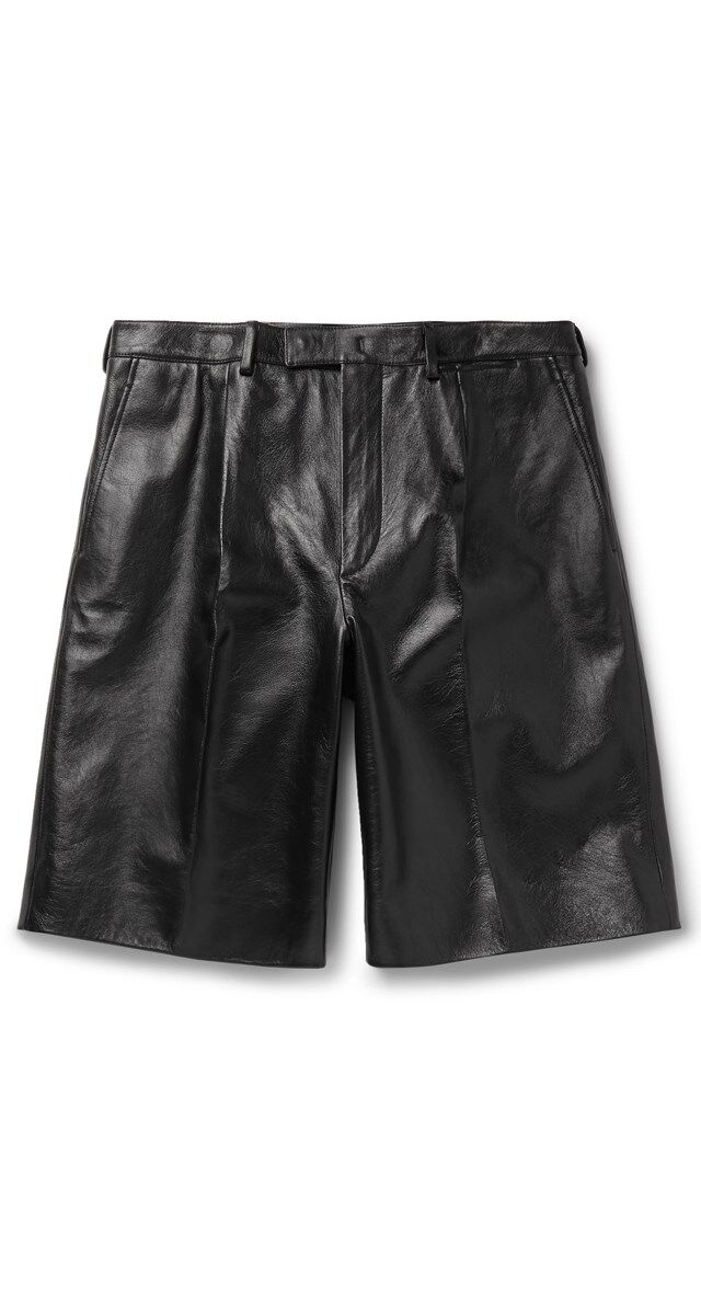Calções em pele, € 1400, Prada.