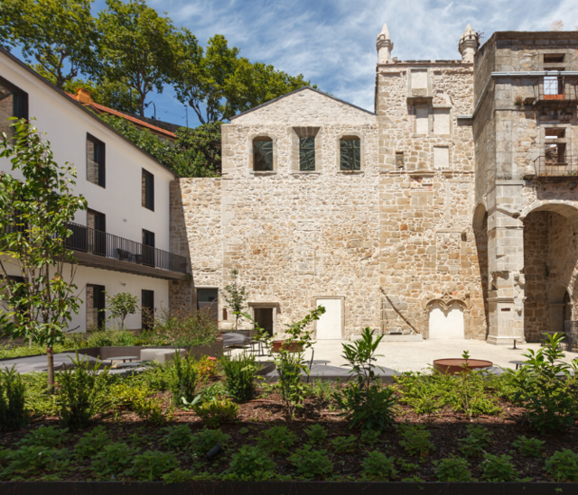 "(...) no claustro ajardinado do hotel, com vista para o Douro"