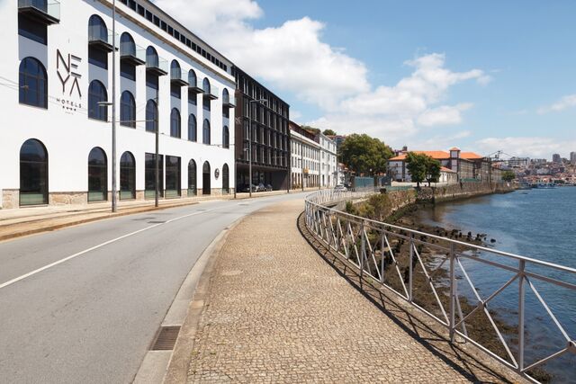 "O hotel localizado no Porto, encontra-se perto das zonas mais atrativas e tem uma vista privilegiada do rio Douro"
