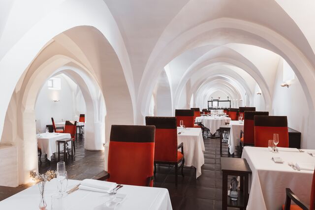 Na adega cuja construção foi supervisionada por Diogo de Arruda, o mesmo que desenhou a famosa janela do Convento de Cristo, fica o restaurante Divinus"