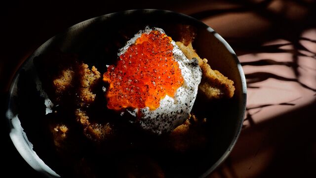 Frango frito com crème-fraîche, ovas e alga nori.