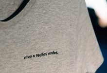 “Estou a recibos verdes”, a nova t-shirt da Bon Vivant