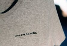 “Estou a recibos verdes”, a nova t-shirt da Bon Vivant