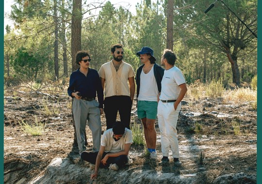 Capitão Fausto apresentam filme-concerto com inéditos e várias surpresas