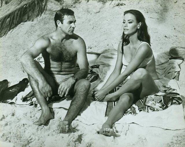 Sean Connery e Claudine Auger em Thunderball (1965)