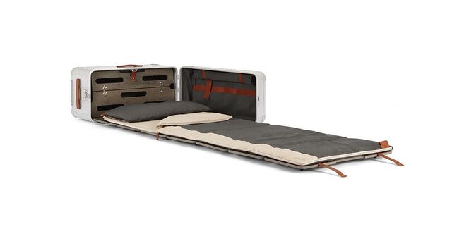 Mala Bedstation, em alumínio e madeira, com detalhes em pele, € 6900, FPM Milano.