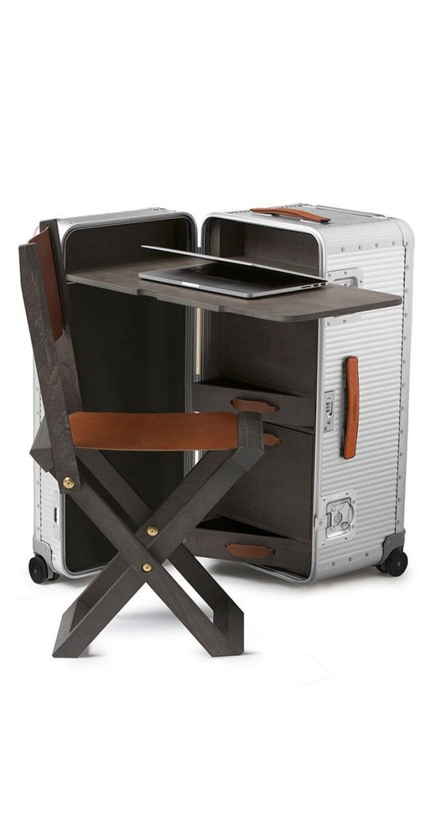Mala Workstation em alumínio e madeira, com detalhes em pele, € 4900, FPM Milano.