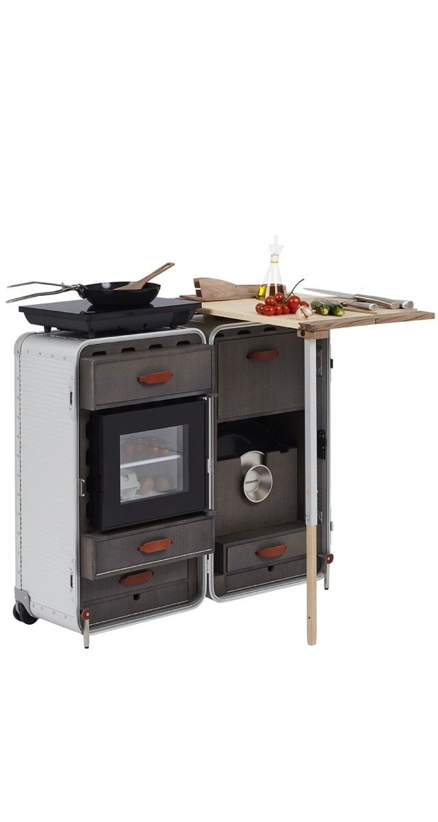 Mala Cookstation em alumínio e madeira, com detalhes em pele, € 9900, FPM Milano.
